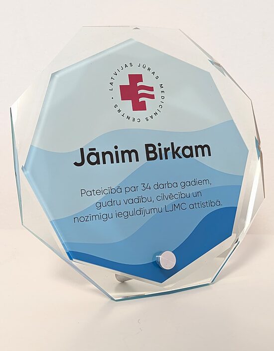 Stikla apbalvojums "Astoņstūris"