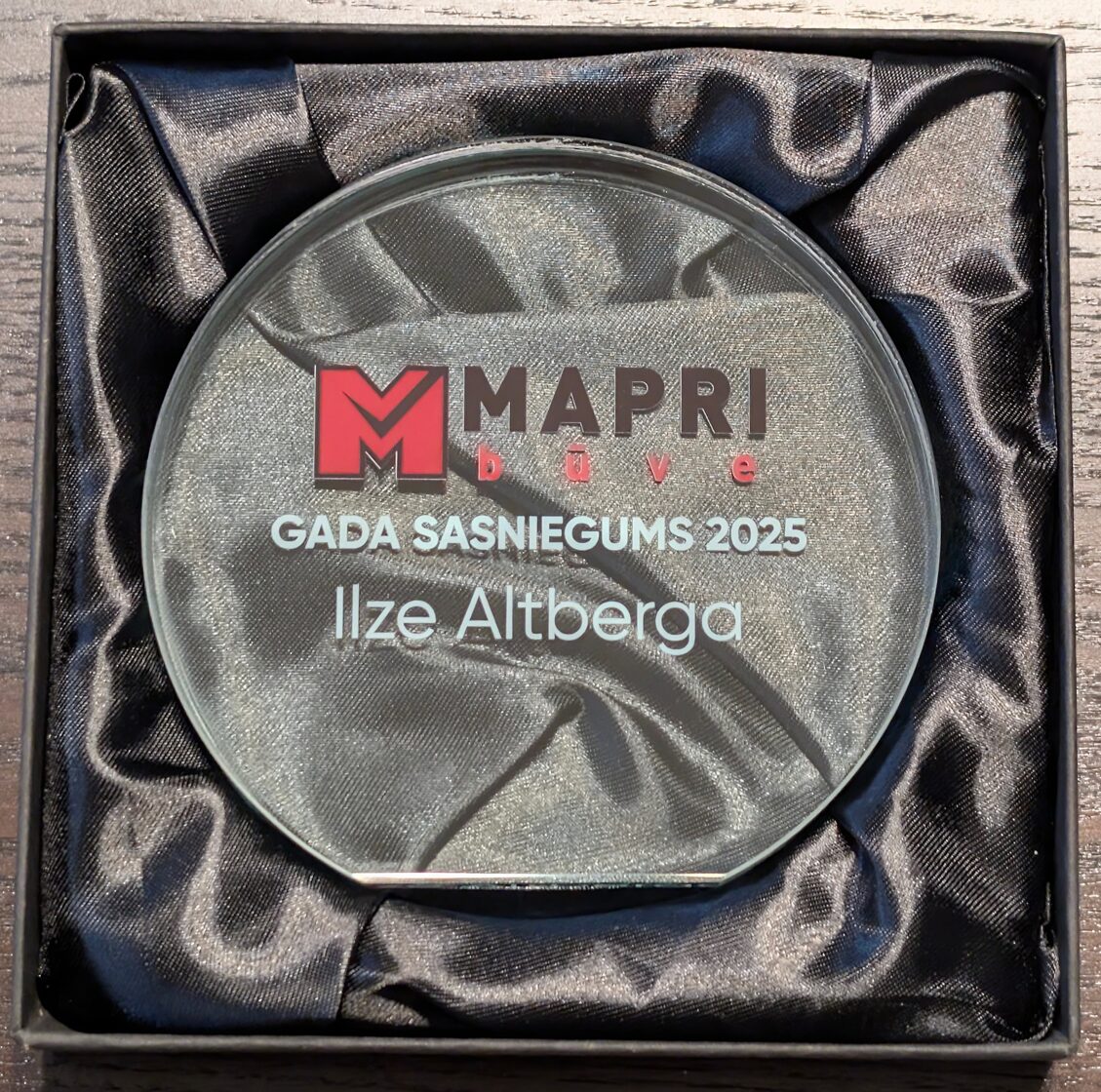 Stikla trofeja Gada sasniegums ar Mapri Būve logo un UV druku.