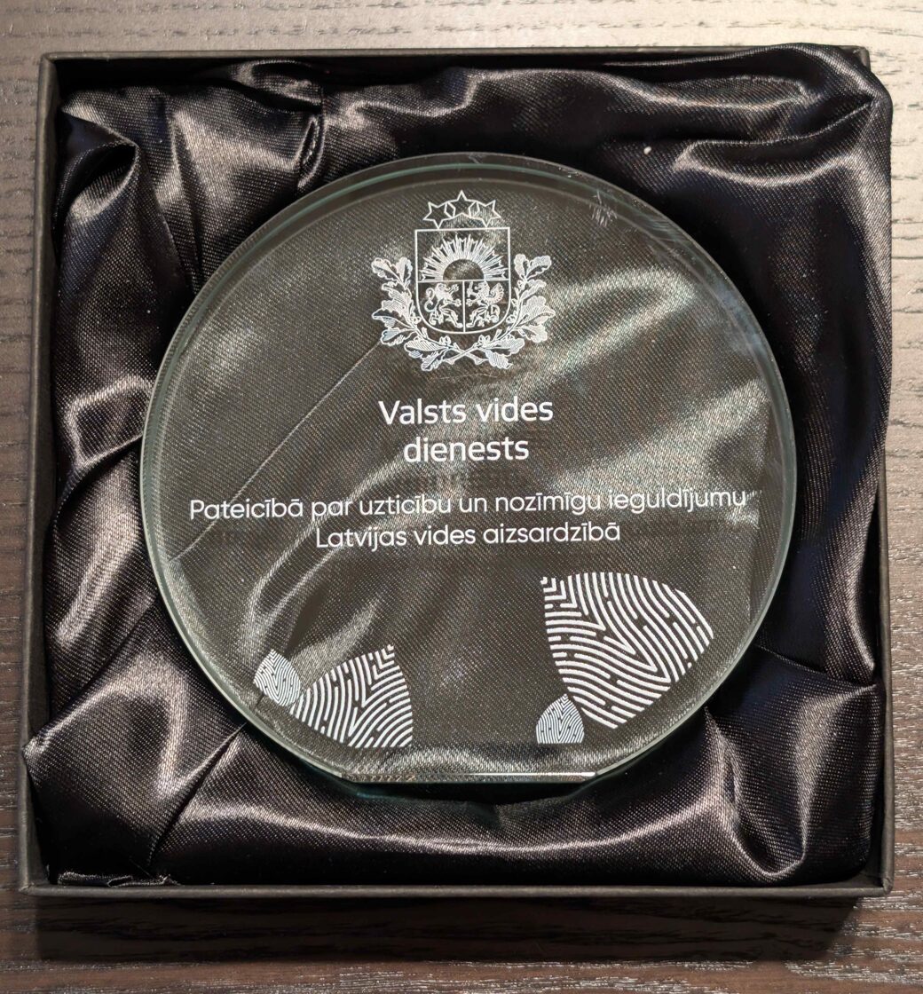 Stikla apbalvojums ar baltu UV apdruku Valsts vides dienestam, personalizēta balva 12cm.
