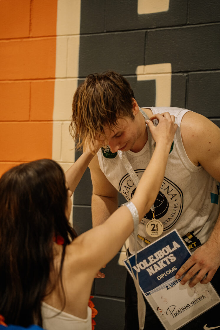 Medaļa-pasniegta-volejbola-sacensībās