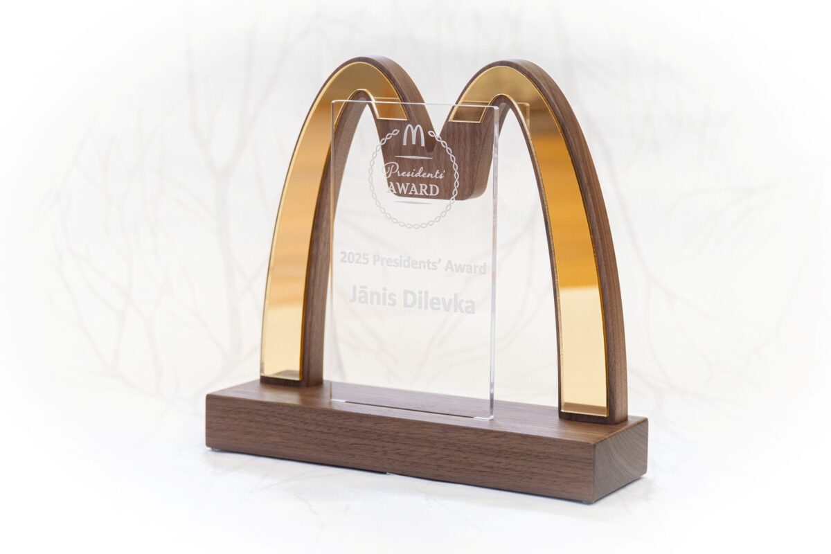 korporatīvā balva ar iegravētu vārdu, koka un zelta apbalvojums